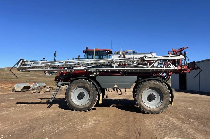 Photo 2. Hardi Saritor 6242.5 self propelled sprayer