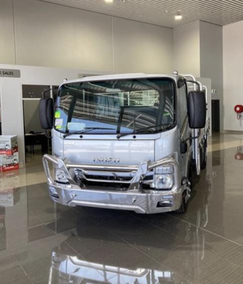 Photo 2. Isuzu NPR Table / Tray Top truck