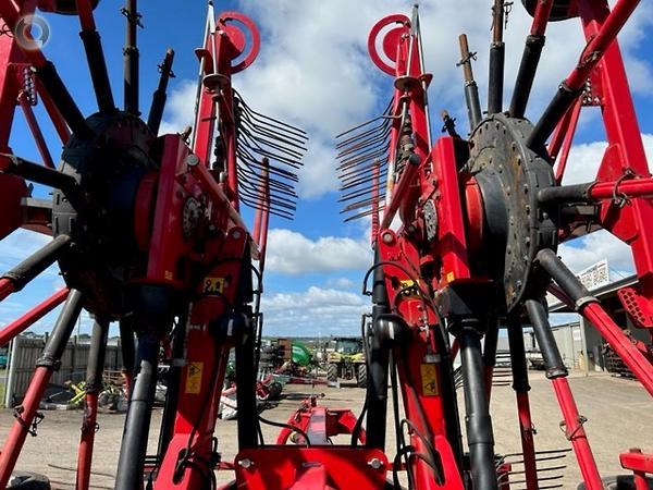 Photo 2. Lely Hibiscus 915 CD hay rake