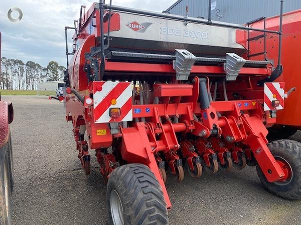 Photo 2. Kuhn SDE 3000 airseeder