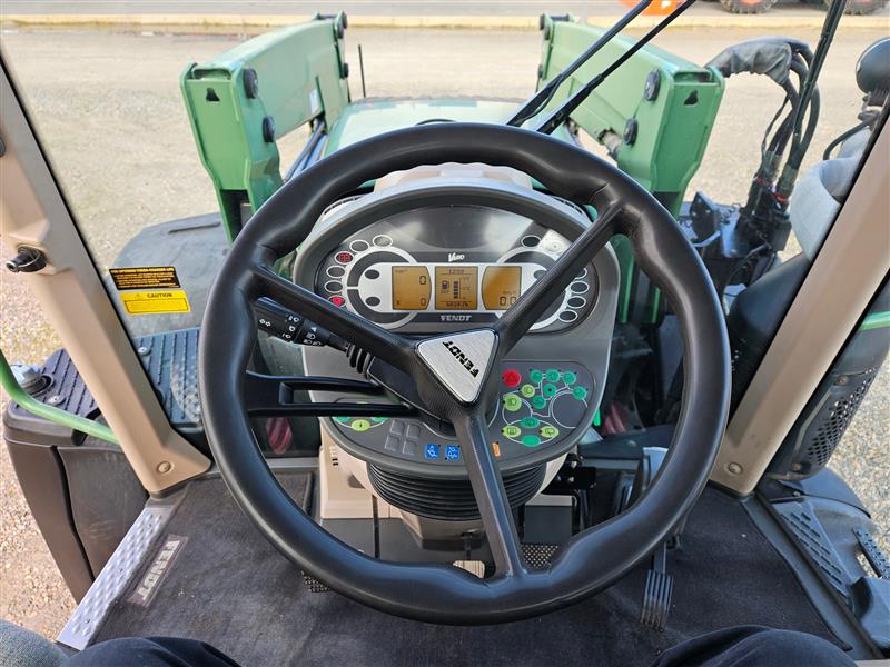 Photo 2. Fendt 514 SCR power with FD665 fel cab tractor