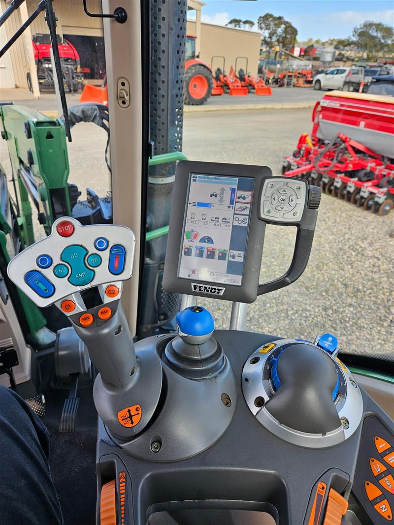 Photo 3. Fendt 514 SCR power with FD665 fel cab tractor
