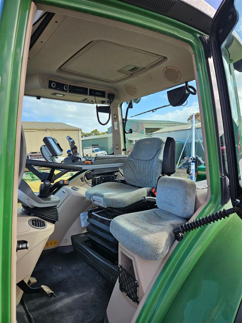 Photo 4. Fendt 514 SCR power with FD665 fel cab tractor