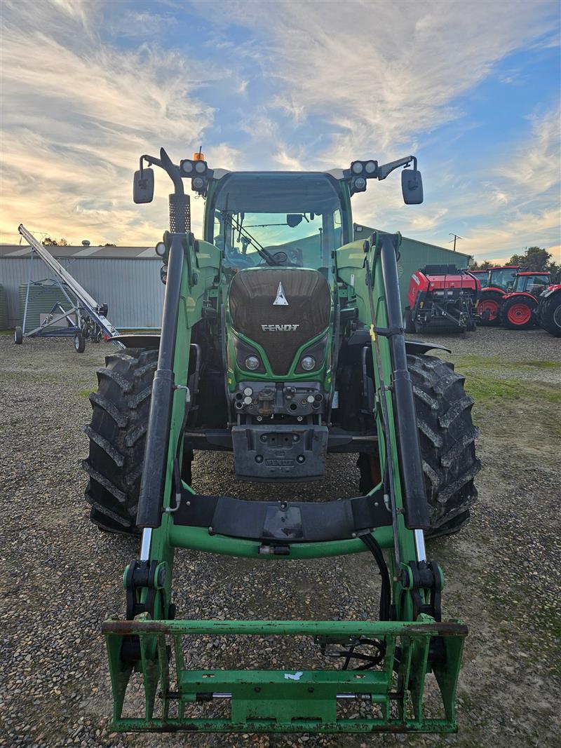 Photo 5. Fendt 514 SCR power with FD665 fel cab tractor
