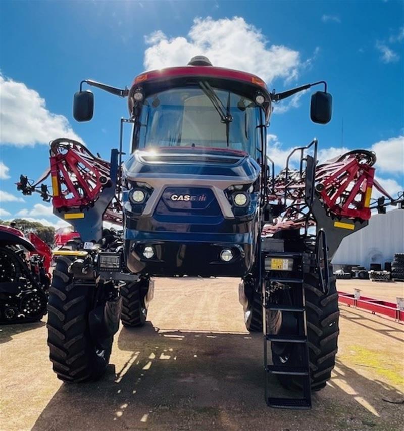 Photo 2. Case IH 4450 patriot self propelled sprayer