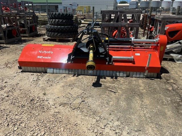 Photo 5. Kubota SE4325 cultivator
