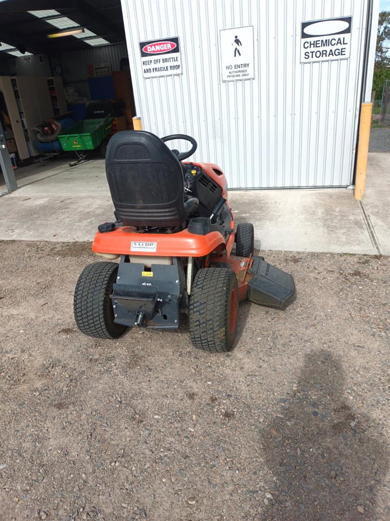 Photo 2. Kubota T2090BR-42 ride on mower