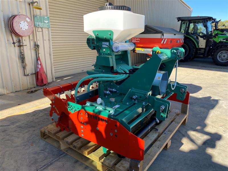 Photo 4. Clemens TKV1700P airseeder