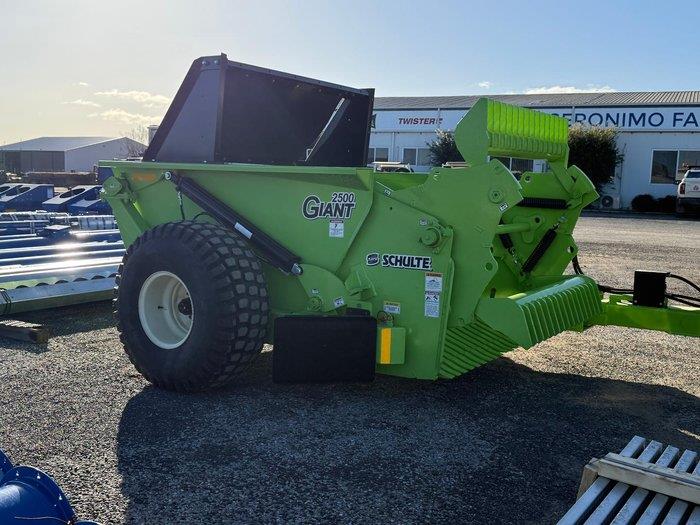 Photo 2. Schulte Giant 2500 rock picker