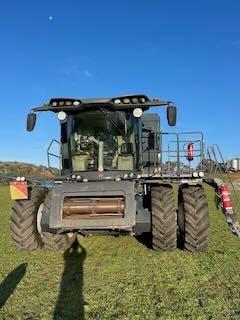 Photo 3. Fendt Ideal MF 8-01 combine harvester