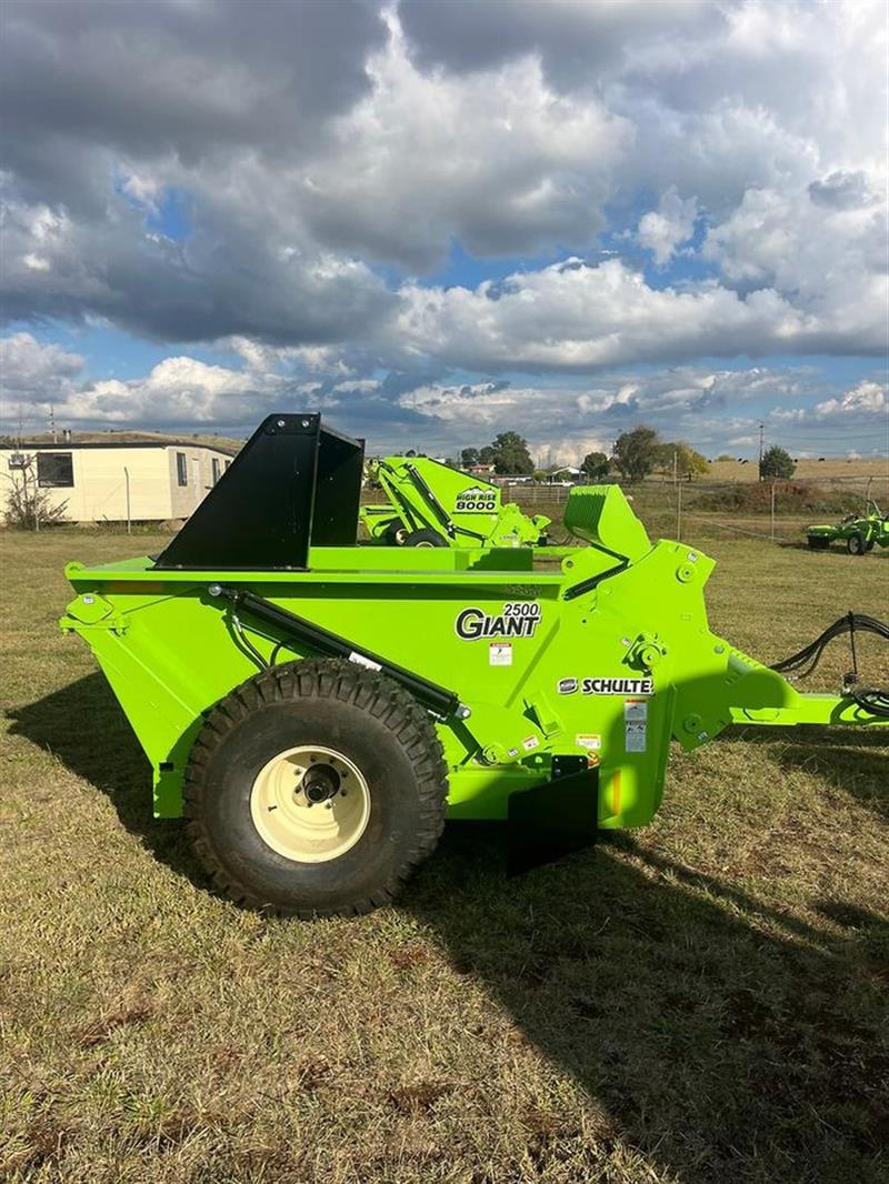 Photo 2. Schulte Giant 2500 rock picker