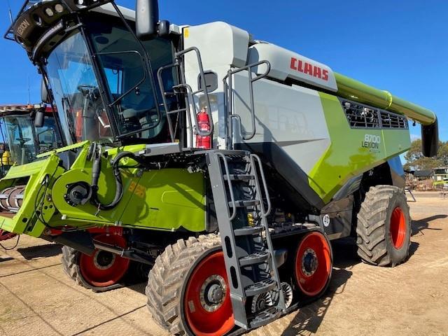 Photo 3. ClaasLexion 8700T Lexion 8700THeader(Combine)
