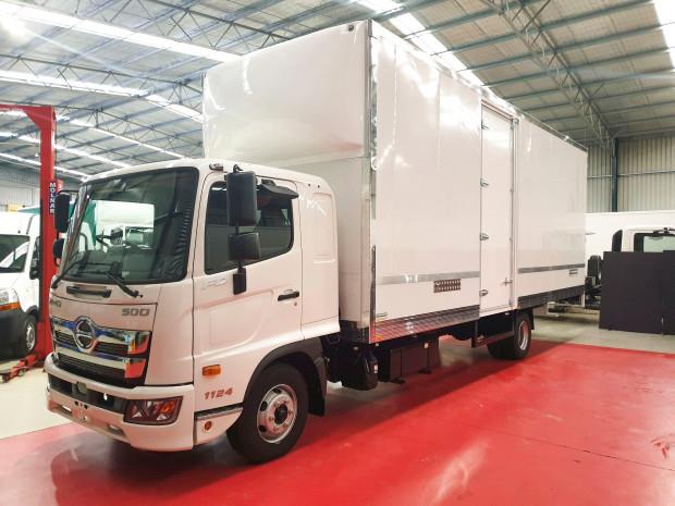 Photo 3. Hino FD 1124-500 Series Furniture Body