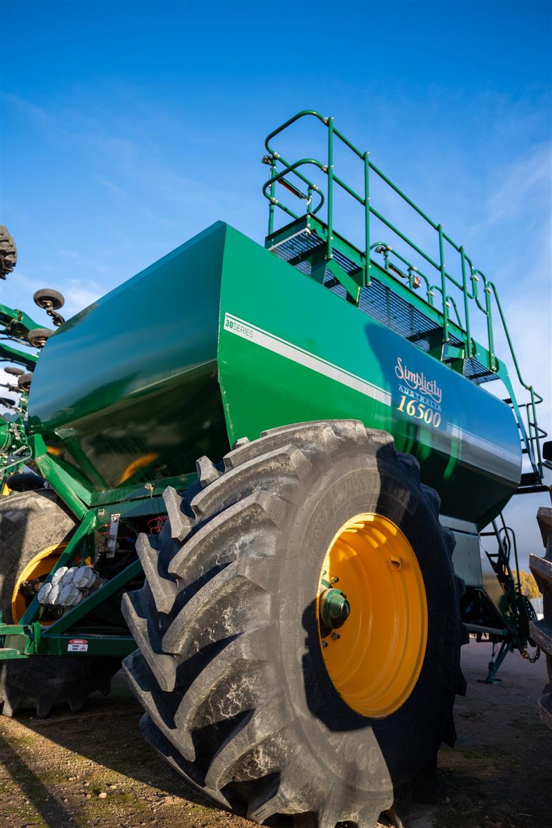 Photo 3. Simplicity 30 Series 16500L Air Seeder Cart