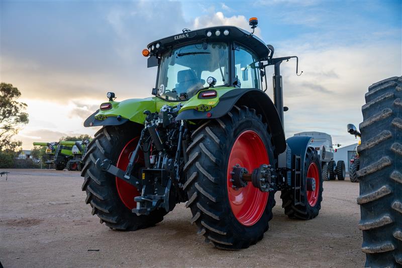 Photo 3. Claas AXION 850 FWA/4WD