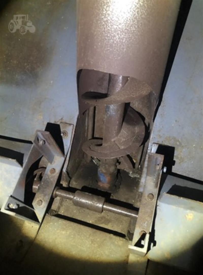 Photo 3. Australian Agricultural Machinery 779 chaser bin