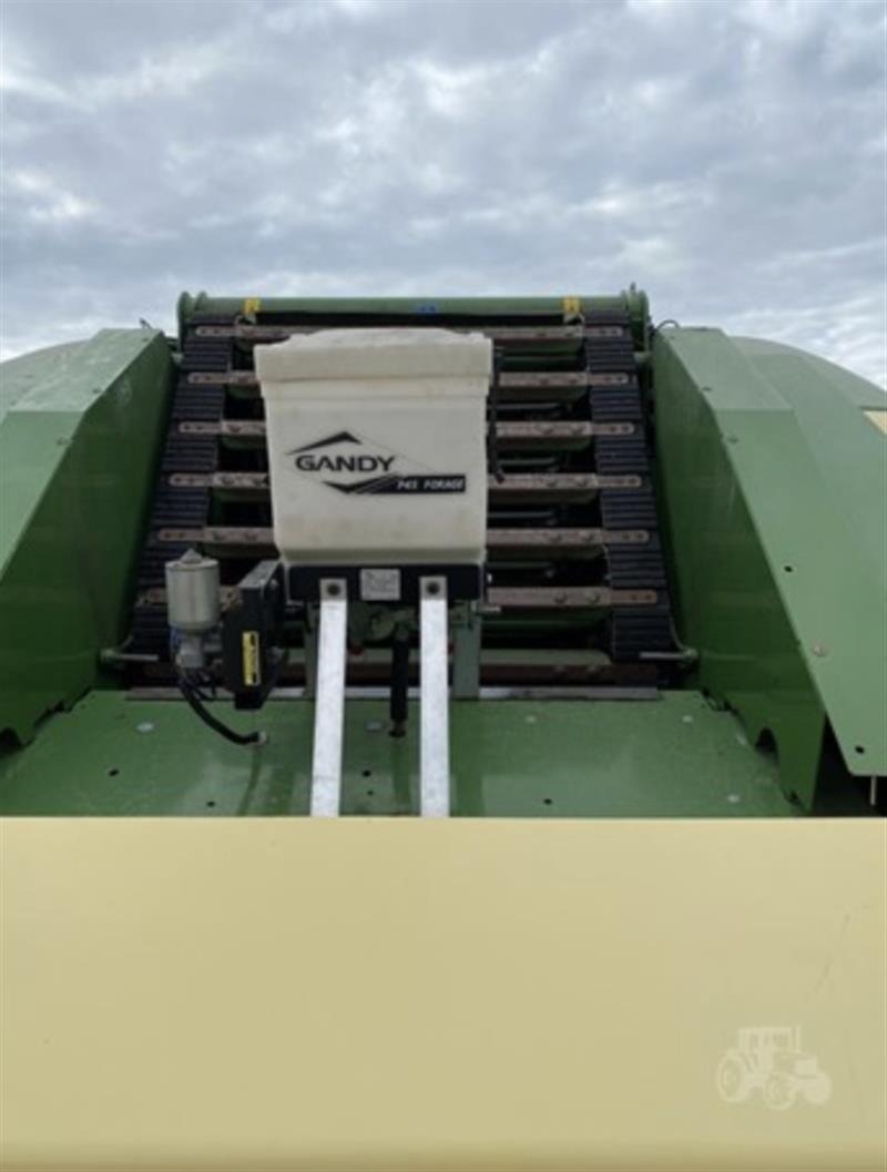 Photo 3. Krone Comprima CV150XC round baler