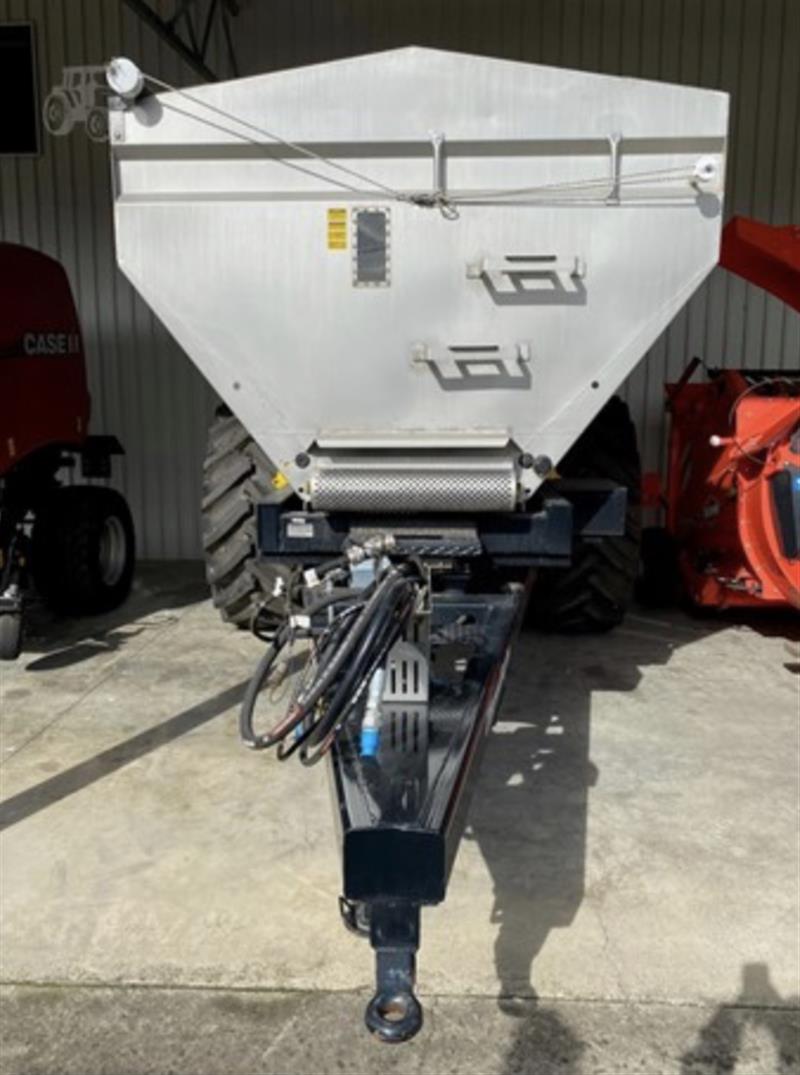 Photo 3. Horwood Bagshaw SQ1000 spreader