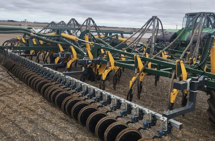 Photo 3. Simplicity 12m 308 allrounder airseeder