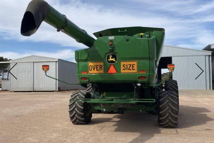 Photo 3. John Deere S780 with 640FD & trailer combine harvester