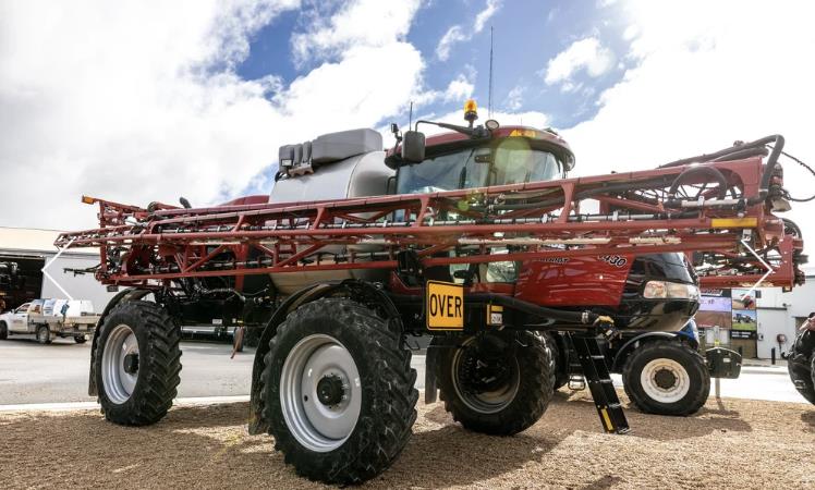 Photo 3. Case IH 4430 patriot self propelled sprayer