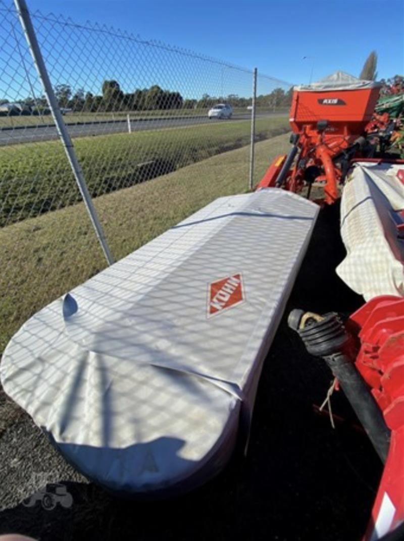 Photo 3. Kuhn GMD315FF mower conditioner