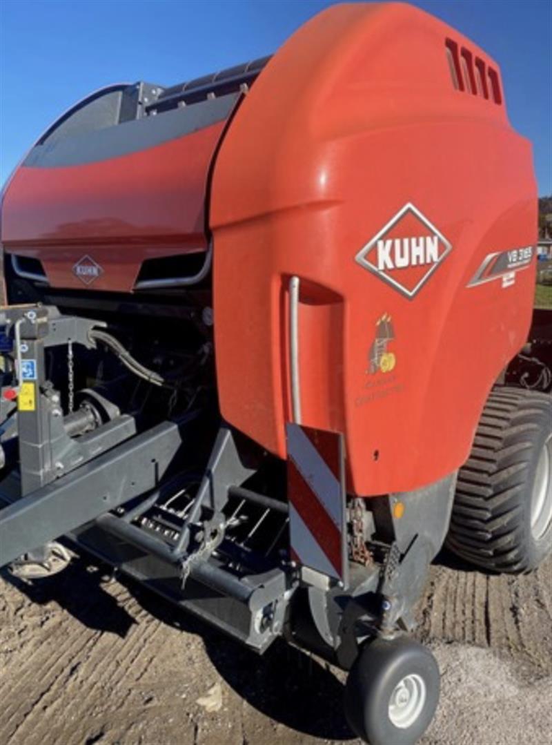 Photo 3. Kuhn VB3165 round baler