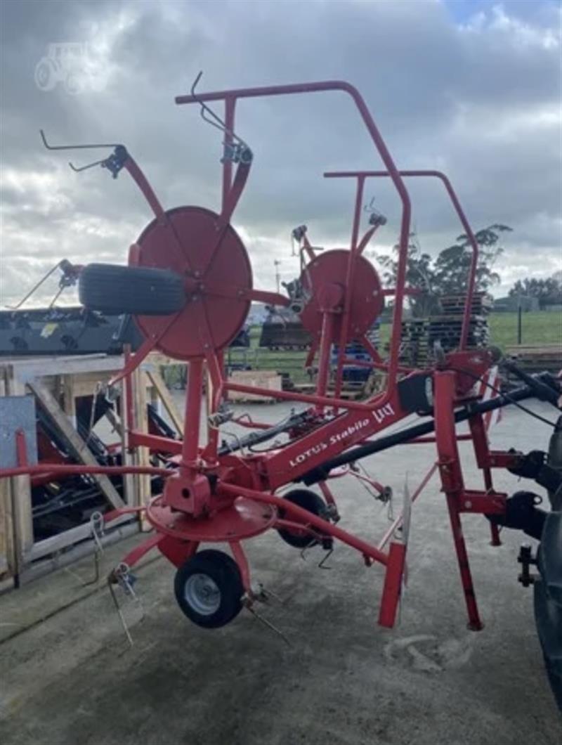 Photo 3. Lely Lotus Stabilo 520 tedder