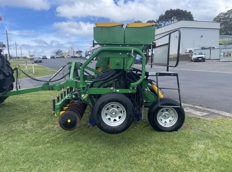 Photo 3. Aitchison SM4124CT airseeder