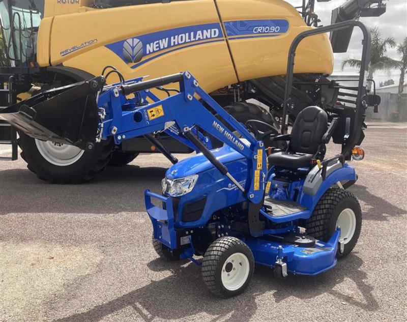 Photo 3. Boomer 25 Compact tractor