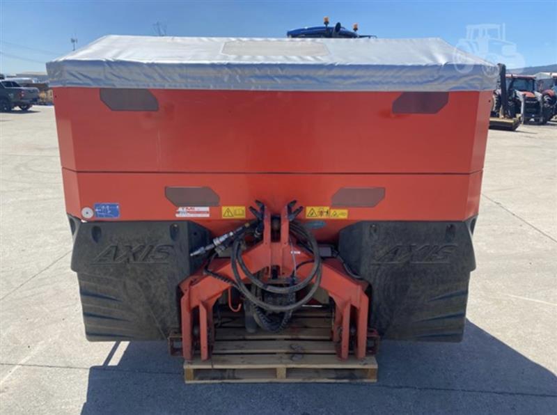 Photo 3. Kuhn Axis 40.2H-EMC-W spreader