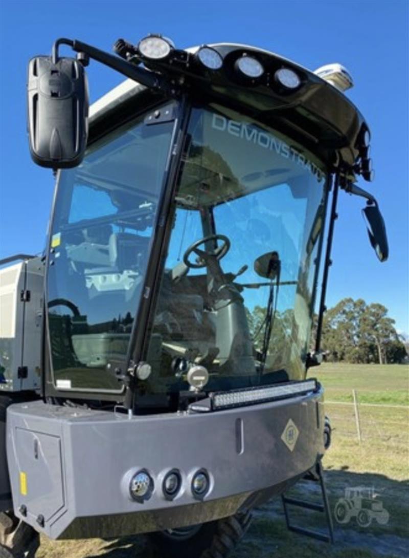 Photo 3. Househam Harrier 4000 self propelled sprayer