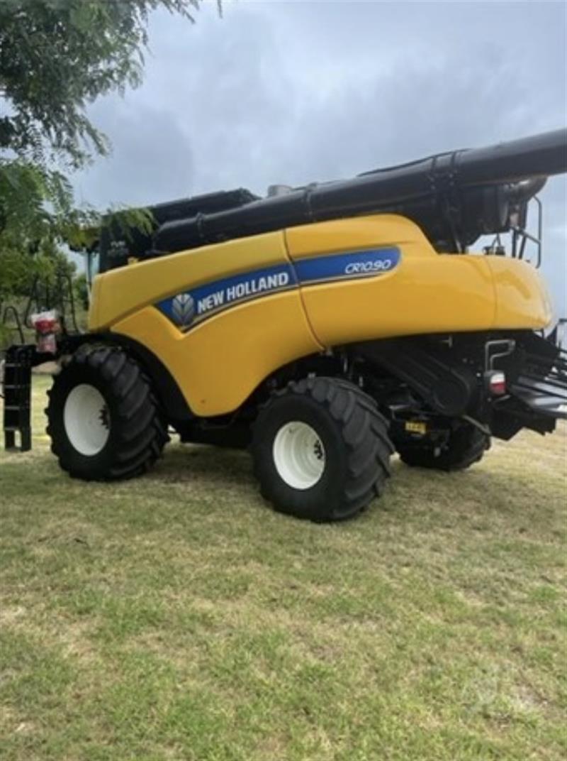 Photo 3. New Holland CR10.90 combine harvester