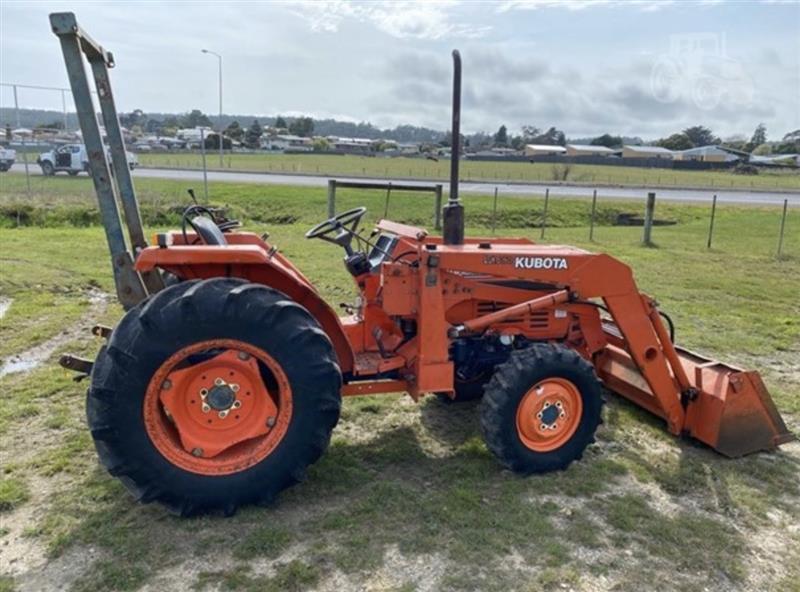 Photo 3. Kubota L3250 tractor