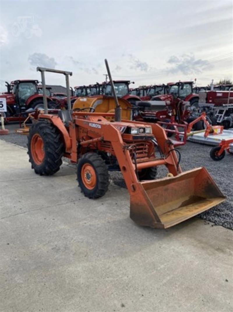Photo 3. Kubota L3250 tractor