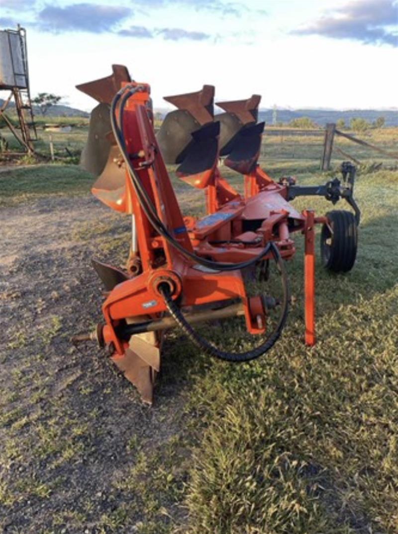Photo 3. Kuhn Multi-Master 121 plough