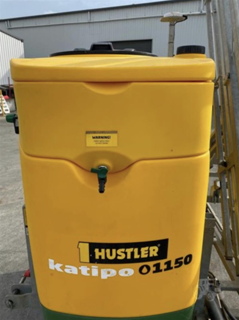 Photo 3. Hustler Katipo 1150 mounted sprayer