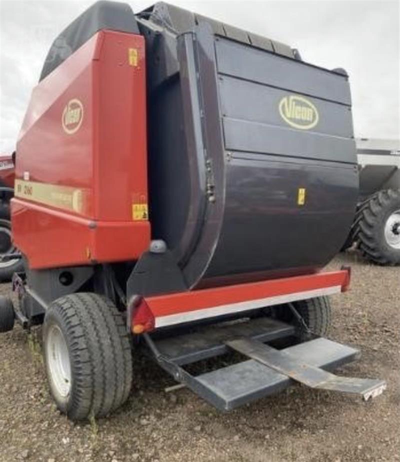 Photo 3. Vicon RV2160 round baler