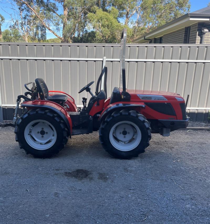 Photo 3. Antonio Carraro S5500V Tractor