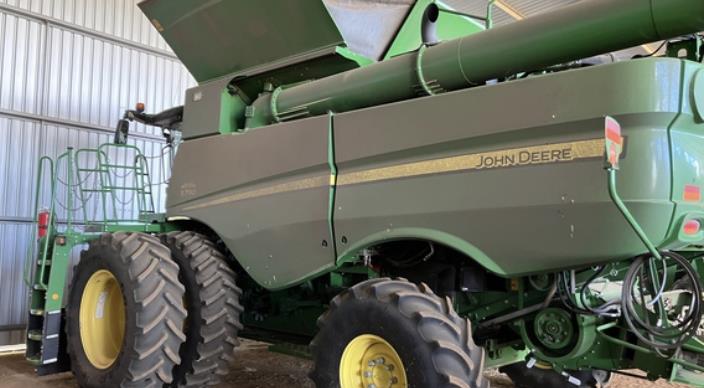 Photo 3. John Deere S790 combine harvester