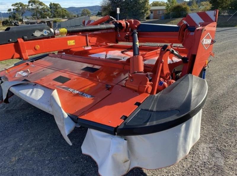 Photo 3. Kuhn FC3561TCR windrower