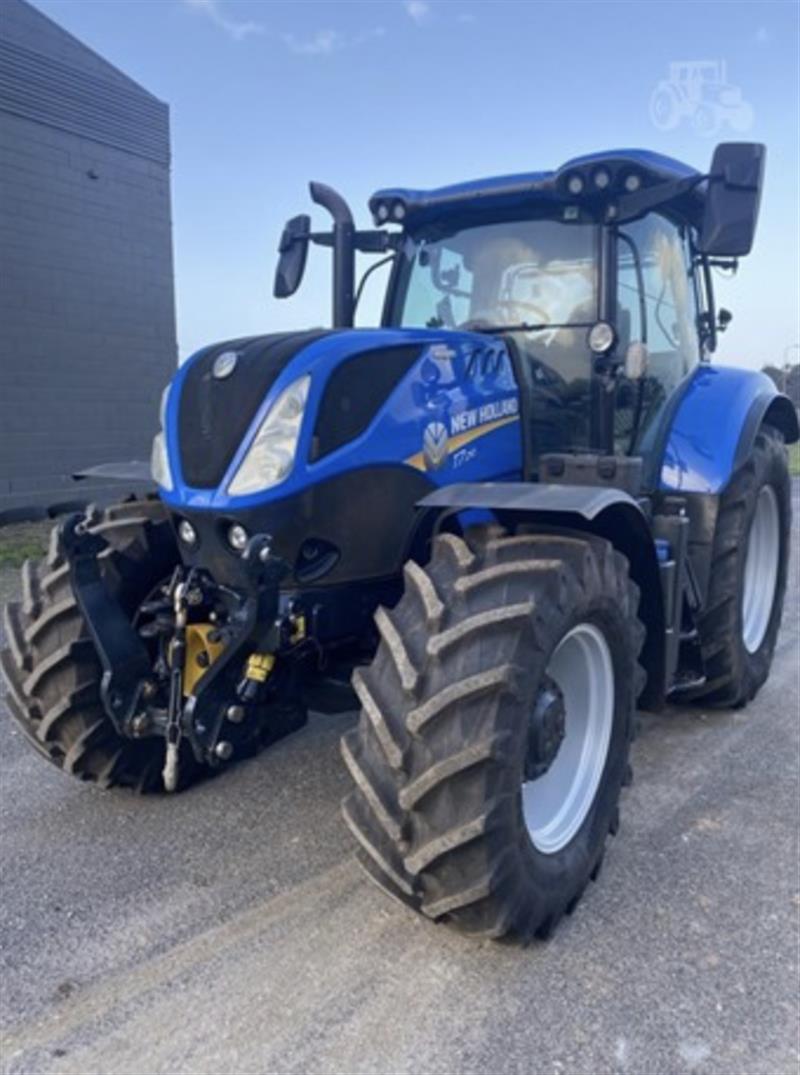 Photo 3. New Holland T7.210 tractor