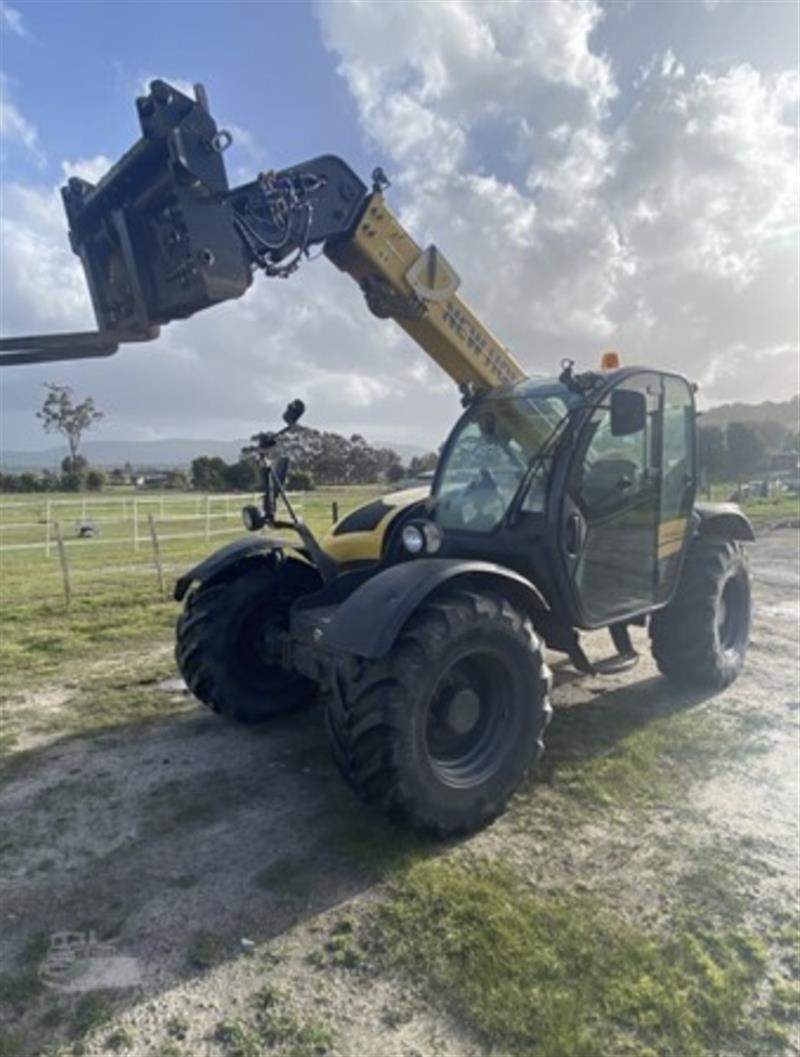 Photo 3. New Holland TH7.42 Elite telehandler