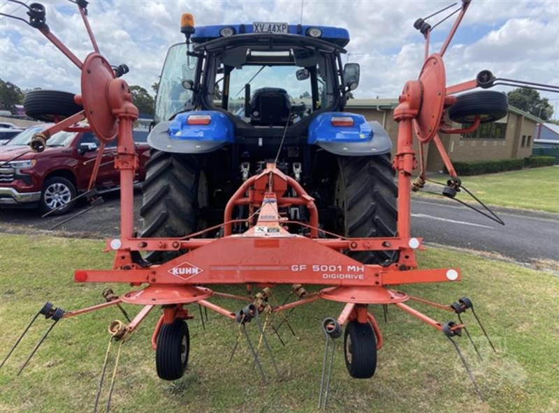 Photo 3. Kuhn GF5001 tedder