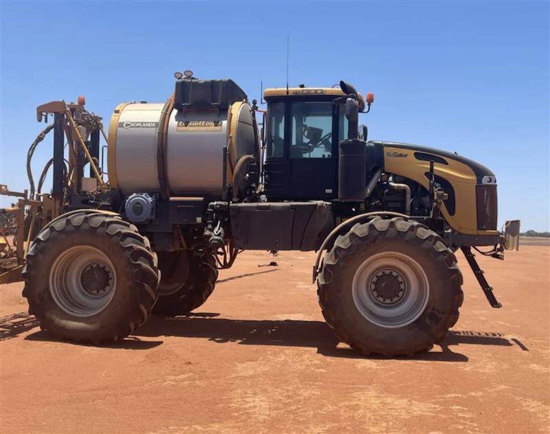Photo 3. Rogator 1300C with weed-it cameras selfpropelled sprayer