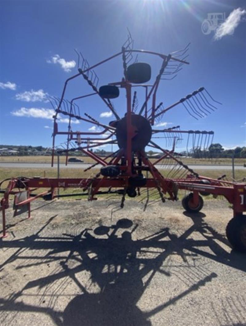 Photo 3. Lely Hibiscus 805 master hay rake
