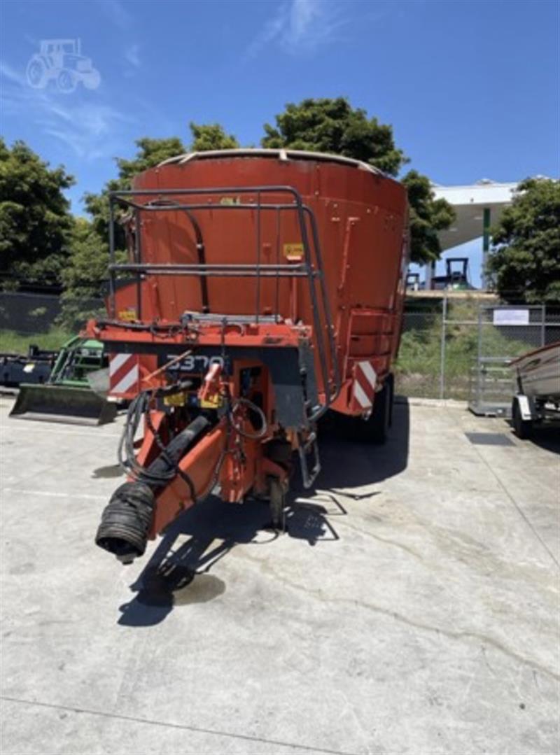 Photo 3. Kuhn Euromix 3370 mixer wagon