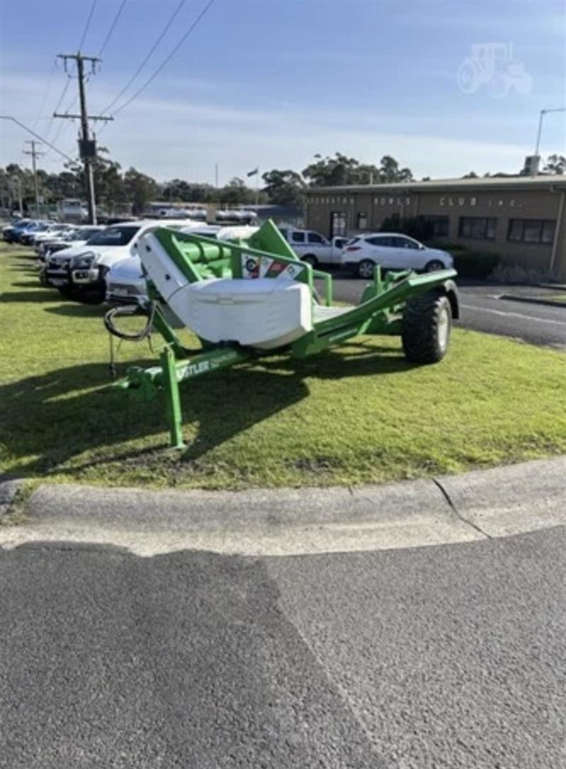 Photo 3. Hustler Chainless TH205 bale feeder