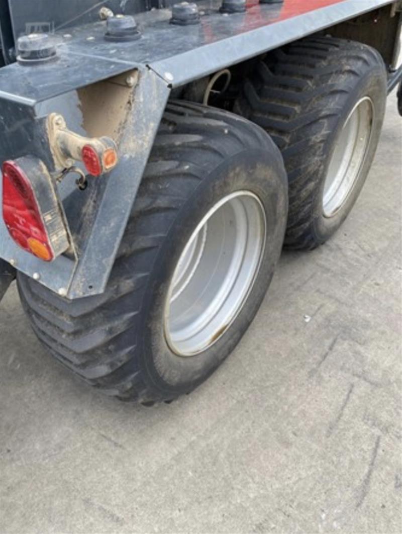 Photo 3. Kuhn VB2265 round baler