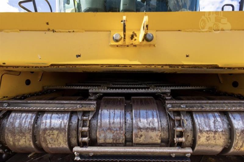 Photo 3. New Holland CR9080 combine harvester